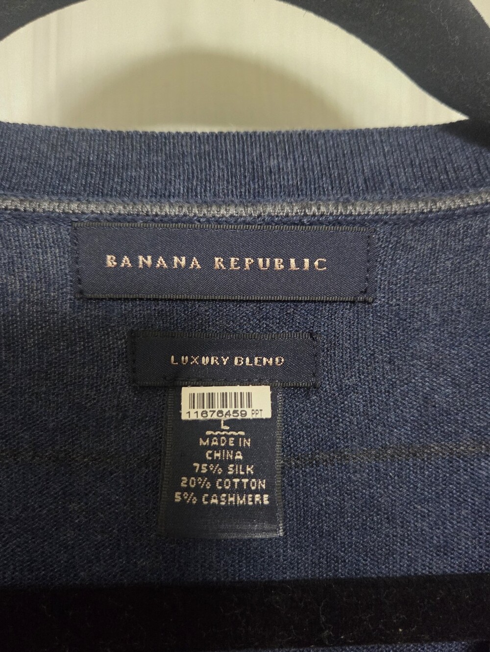Banana Republic Luxury Blend Navy V-Neck Striped Sweater Silk Cotton Cashmere L - Picture 3 of 4
